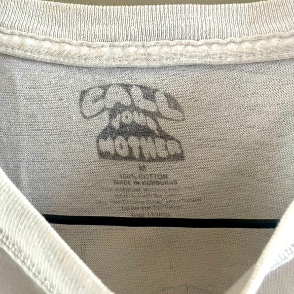 Men’s Medium White Tee with Retro Wave Graphic - Picture 3 of 3